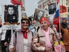 росіяни йдуть на параді на честь перемоги 9 травня