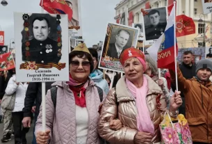 росіяни йдуть на параді на честь перемоги 9 травня