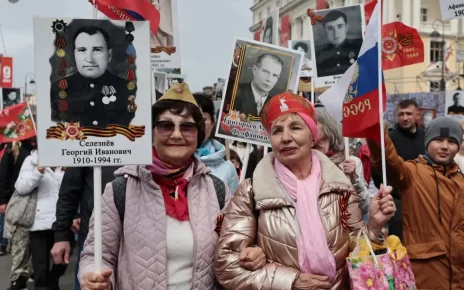 росіяни йдуть на параді на честь перемоги 9 травня