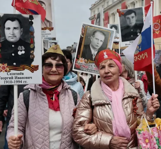 росіяни йдуть на параді на честь перемоги 9 травня