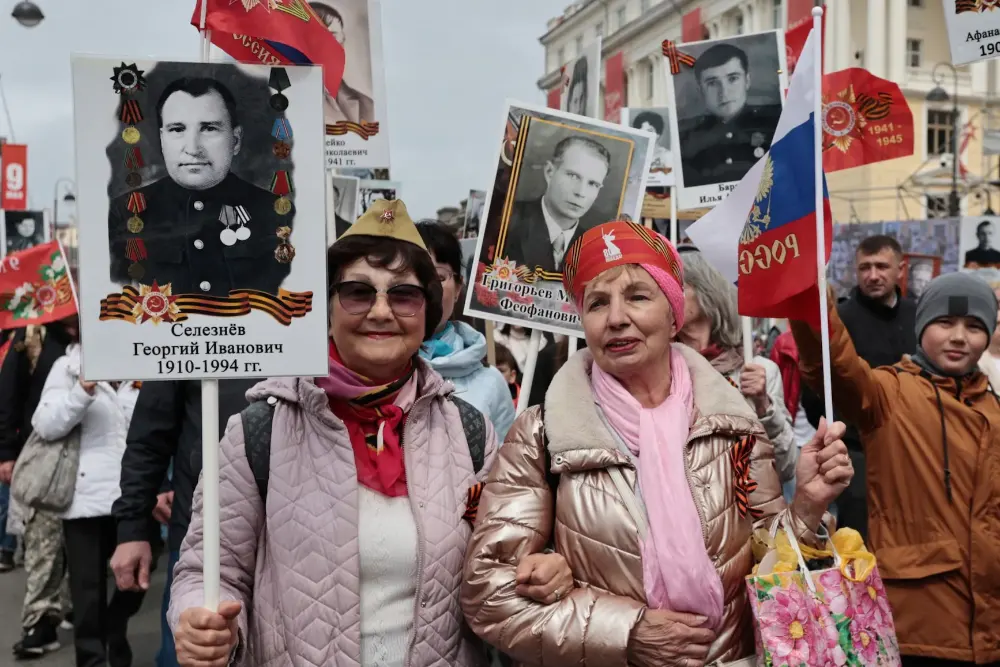 росіяни йдуть на параді на честь перемоги 9 травня