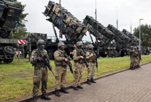 Німецькі та українські солдати стоять біля зенітних ракетних комплексів «Патріот» у 2024 році