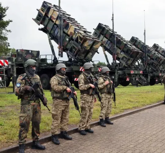 Німецькі та українські солдати стоять біля зенітних ракетних комплексів «Патріот» у 2024 році