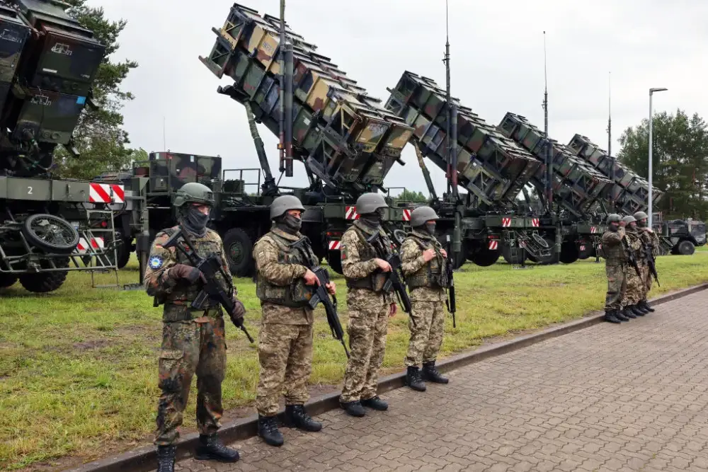 Німецькі та українські солдати стоять біля зенітних ракетних комплексів «Патріот» у 2024 році