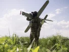 Український солдат стоїть з ударним дроном «Булава»