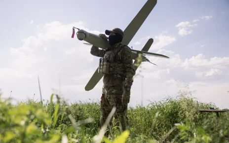 Український солдат стоїть з ударним дроном «Булава»