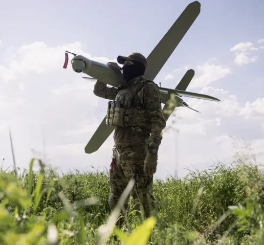 Український солдат стоїть з ударним дроном «Булава»
