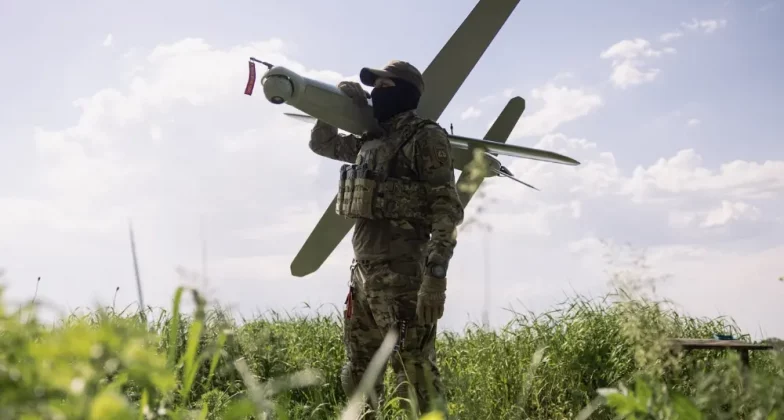 Український солдат стоїть з ударним дроном «Булава»