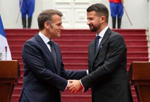 Президент Франції Еммануель Макрон та президент Чорногорії Яков Мілатович — на пресконференції в четвер у Цетинє