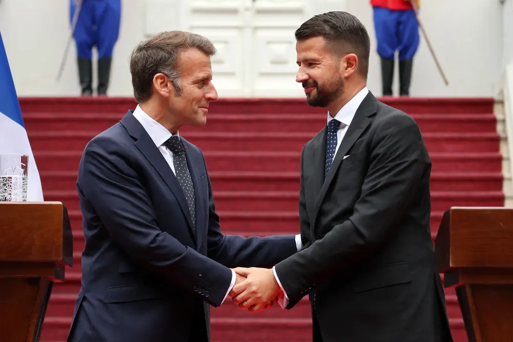 Президент Франції Еммануель Макрон пішов, а президент Чорногорії Яков Мілатович — на пресконференції в четвер у Цетинє