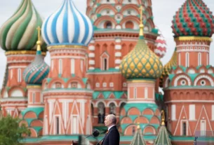 Володимир Путін на площі біля храму Василія Блаженного