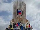 Прихильники правлячої хунти Нігеру тримають російський прапор у Ніамеї, Нігер, 3 серпня 2023 року