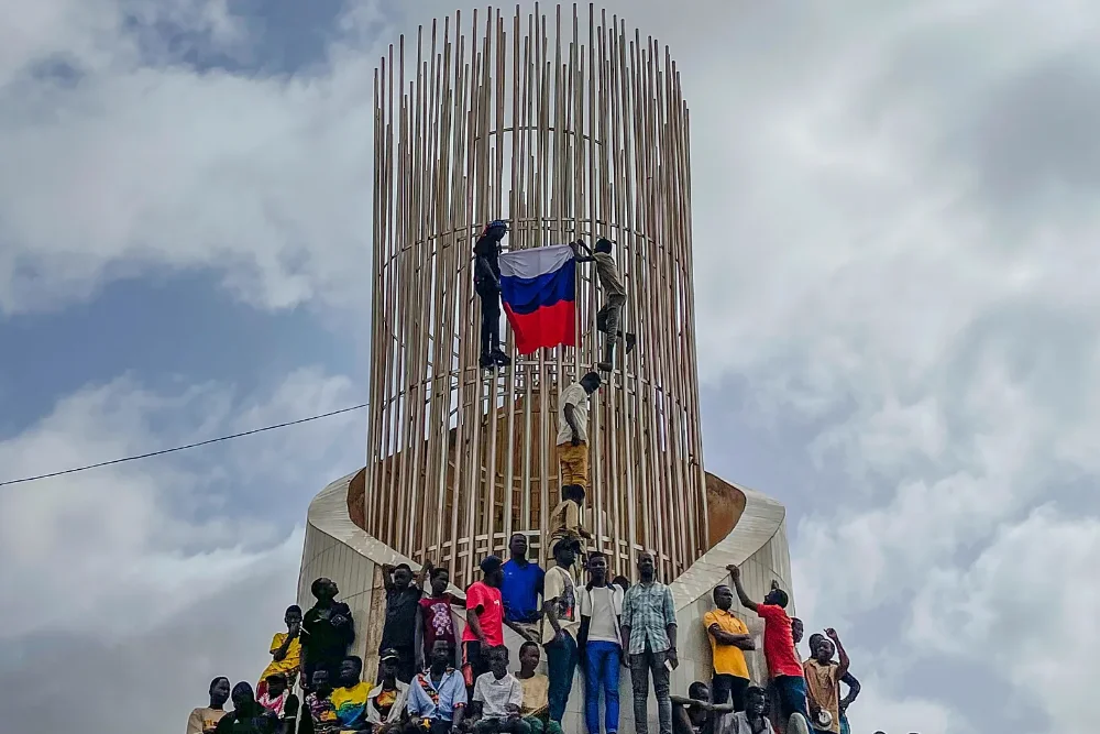 Прихильники правлячої хунти Нігеру тримають російський прапор у Ніамеї, Нігер, 3 серпня 2023 року