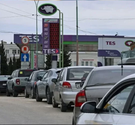 великі черги на автозаправках Криму