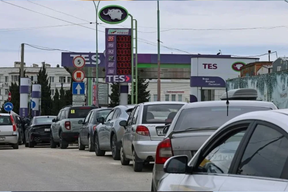 великі черги на автозаправках Криму