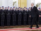 Володимир Путін оглядує новобранців