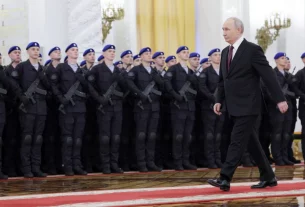 Володимир Путін оглядує новобранців
