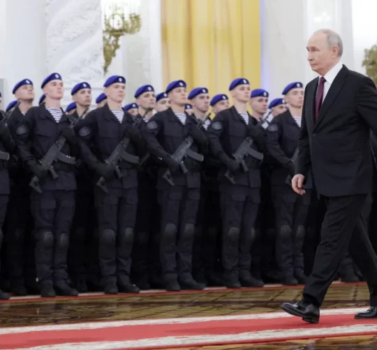 Володимир Путін оглядує новобранців