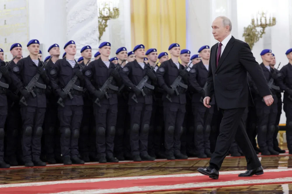 Володимир Путін оглядує новобранців