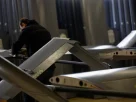 Співробітник працює з безпілотником FP-1 великої дальності на виробничому об’єкті компанії Fire Point