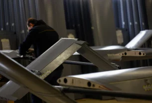 Співробітник працює з безпілотником FP-1 великої дальності на виробничому об’єкті компанії Fire Point