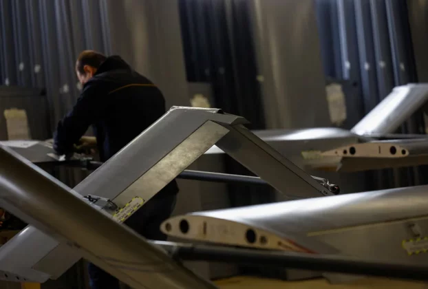 Співробітник працює з безпілотником FP-1 великої дальності на виробничому об’єкті компанії Fire Point