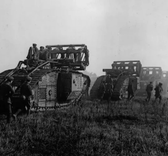 Британські танки під час «Стоденного наступу» 1918 року. Танки стали одним із найбільших технологічних проривів Першої світової війни