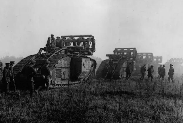 Британські танки під час «Стоденного наступу» 1918 року. Танки стали одним із найбільших технологічних проривів Першої світової війни