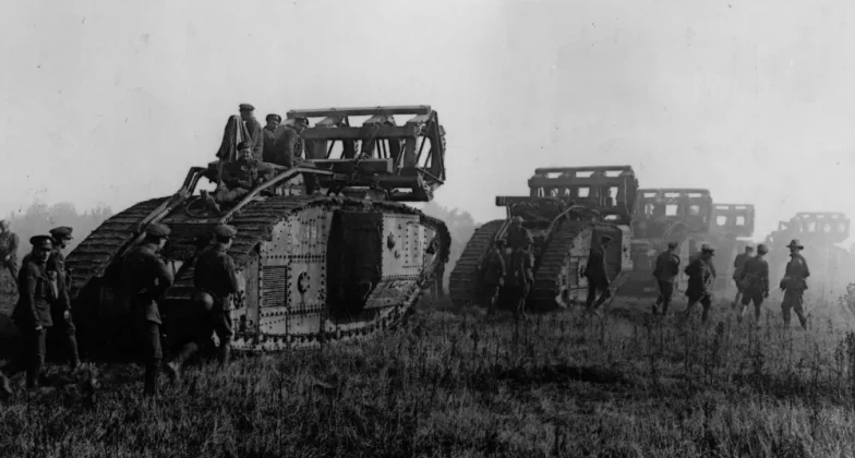 Британські танки під час «Стоденного наступу» 1918 року. Танки стали одним із найбільших технологічних проривів Першої світової війни
