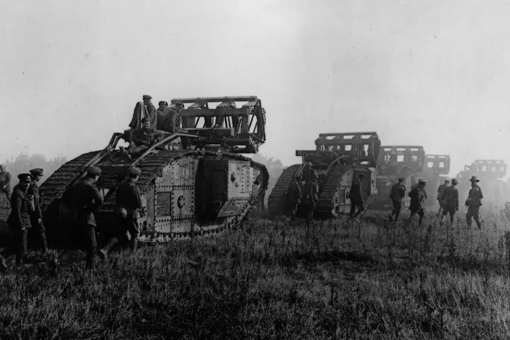 Британські танки під час «Стоденного наступу» 1918 року. Танки стали одним із найбільших технологічних проривів Першої світової війни