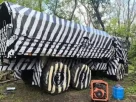 військова вантажівка пофарбована у смуги