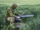 український військовий налагоджує дрон
