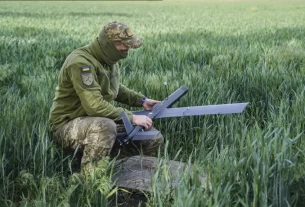 український військовий налагоджує дрон