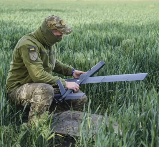 український військовий налагоджує дрон