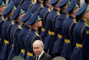 Президент Росії Володимир Путін прибуває на церемонію покладання вінків з нагоди 85-ї річниці вторгнення нацистської Німеччини до Радянського Союзу під час Другої світової війни, у День пам’яті та скорботи біля Могили Невідомого солдата біля Кремлівської стіни в Москві, Росія, 22 червня 2026 року