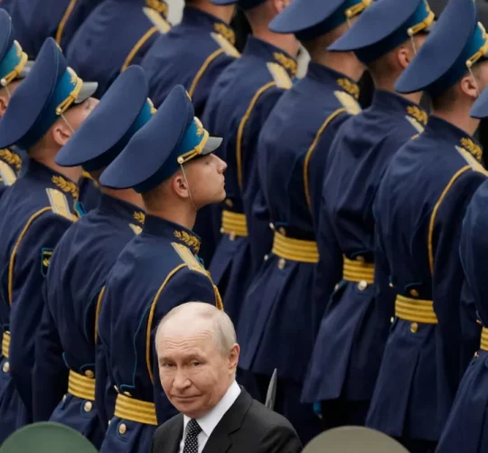 Президент Росії Володимир Путін прибуває на церемонію покладання вінків з нагоди 85-ї річниці вторгнення нацистської Німеччини до Радянського Союзу під час Другої світової війни, у День пам’яті та скорботи біля Могили Невідомого солдата біля Кремлівської стіни в Москві, Росія, 22 червня 2026 року