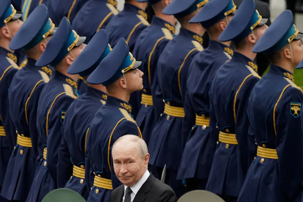 Президент Росії Володимир Путін прибуває на церемонію покладання вінків з нагоди 85-ї річниці вторгнення нацистської Німеччини до Радянського Союзу під час Другої світової війни, у День пам’яті та скорботи біля Могили Невідомого солдата біля Кремлівської стіни в Москві, Росія, 22 червня 2026 року