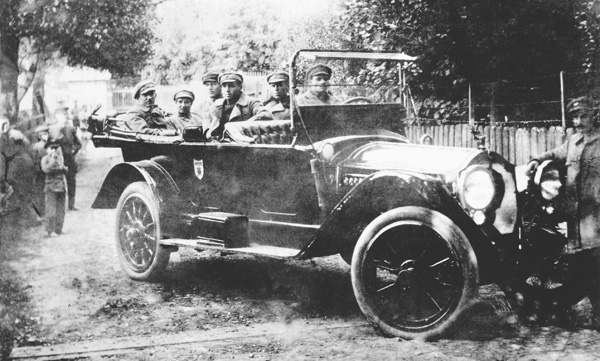 Січові старшини в авто