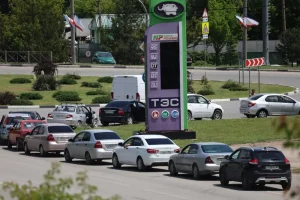 На заправній станції в Сімферополі (Крим) вишикувалася черга автомобілів через дефіцит пального