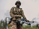 британський військовий з дроном у руках