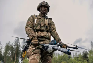 британський військовий з дроном у руках