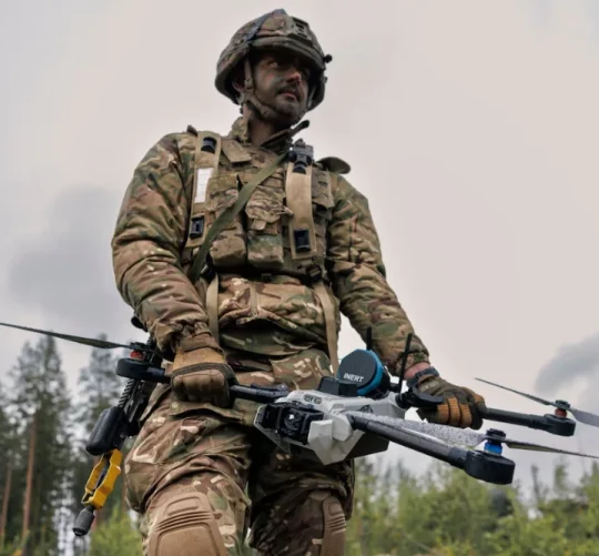 британський військовий з дроном у руках