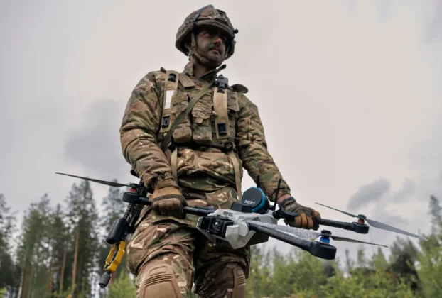 британський військовий з дроном у руках
