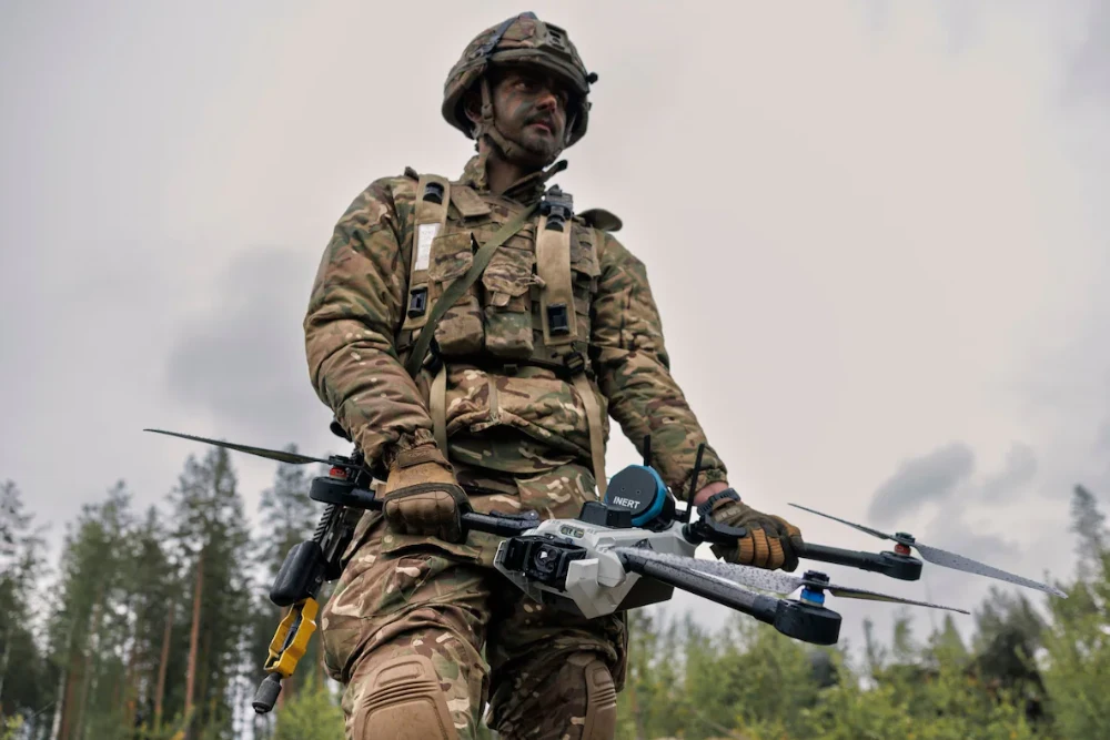 британський військовий з дроном у руках