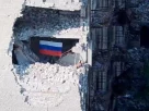 Знімок з дрона, на якому видно солдата, що тримає російський прапор, після заяви МО Росії про взяття міста Костянтинівка в Донецькій області