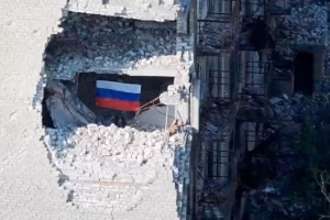 Знімок з дрона, на якому видно солдата, що тримає російський прапор, після заяви МО Росії про взяття міста Костянтинівка в Донецькій області
