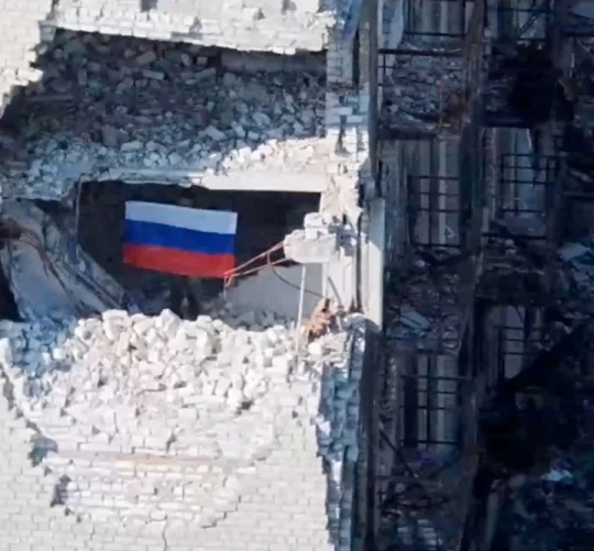 Знімок з дрона, на якому видно солдата, що тримає російський прапор, після заяви МО Росії про взяття міста Костянтинівка в Донецькій області