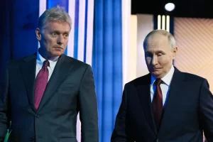 Вже давно працюють разом: речник Кремля Дмитро Песков (58) та російський президент Володимир Путін (73)
