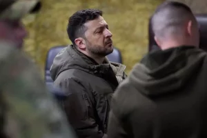 Президент України Володимир Зеленський під час візиту до головного командного пункту 100-ї окремої механізованої бригади, яка захищає Костянтинівку в Донецькій області
