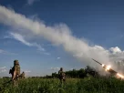український військовий використовує артилерію для удару по позиціям ворога